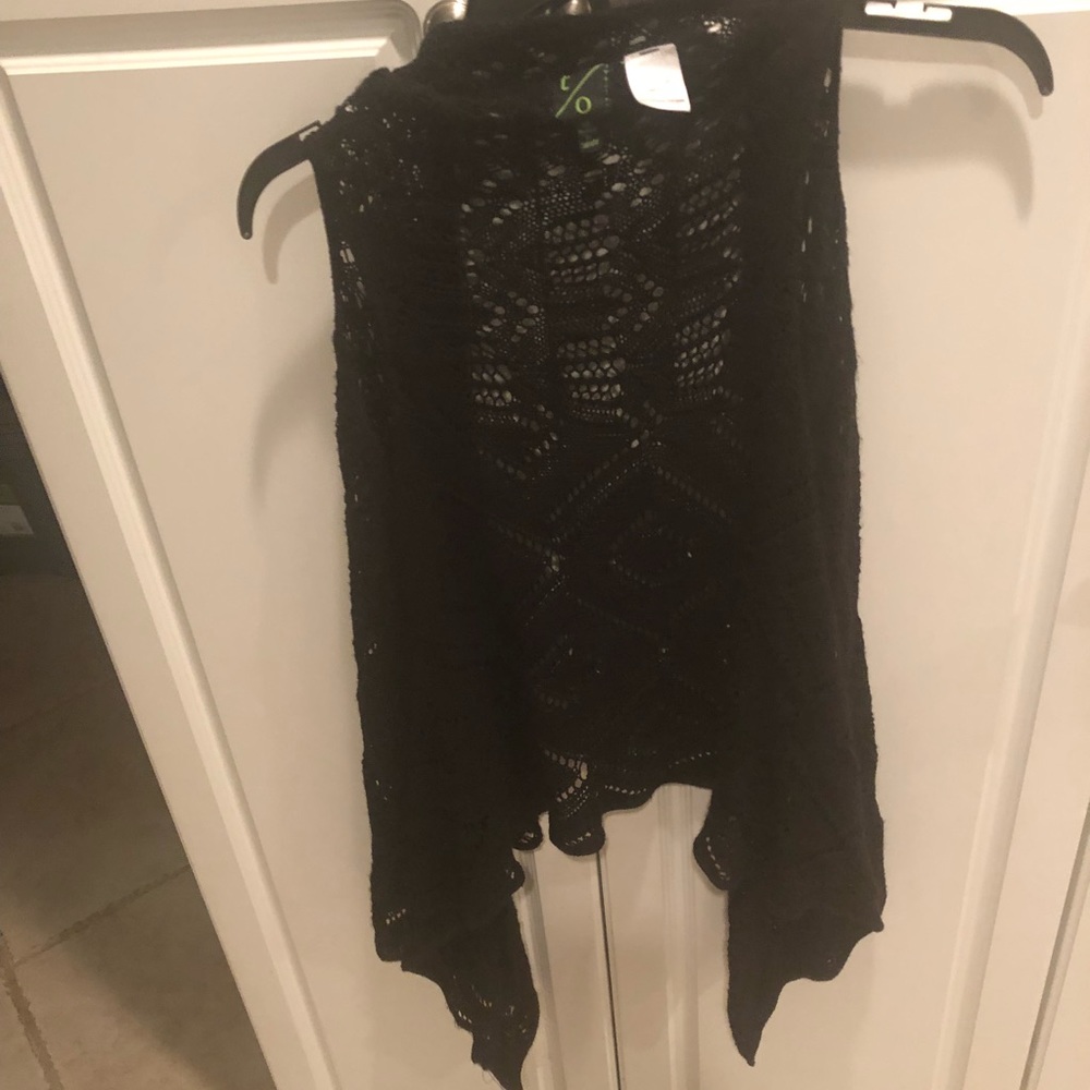 Short sleeved knit sweater